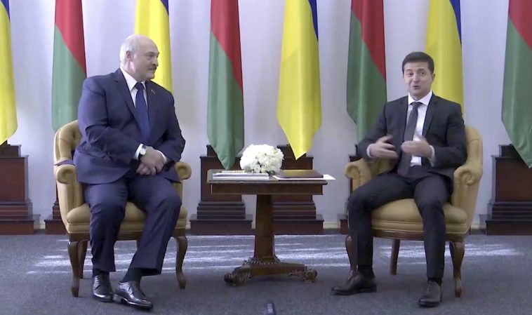 Лукашенко заявил, что Зеленский не нуждается в советах.