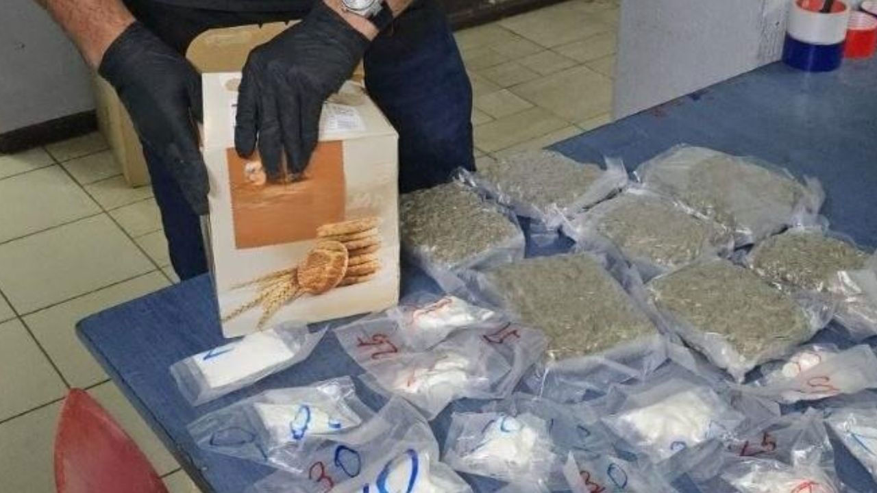 Полиция пресекла ввоз в страну четырех килограммов наркотиков из Испании.
