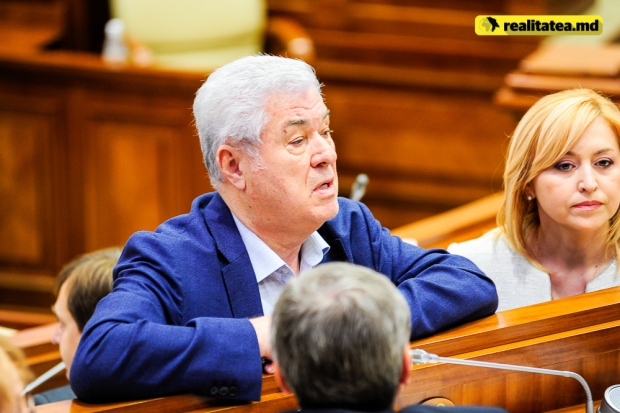 "Trebuie să învingem, doar comuniștii, doar Voronin. Sunt dator în fața poporului să pretind la un al treilea mandat de președinte", a spus Vladimir Voronin.