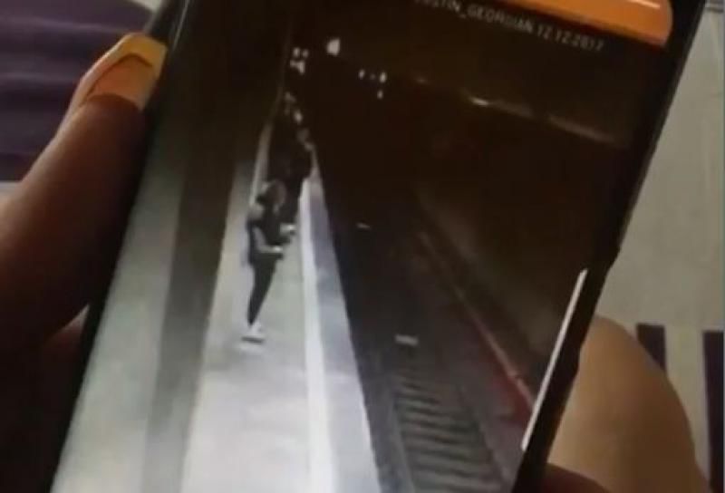 Cum s-a luptat prima tânără împinsă în fața metroului, în stația Costin Georgian.
