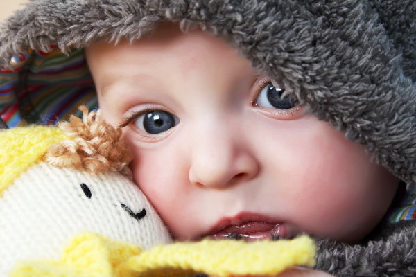 Un bebeluş, părăsit de mamă, a supravieţuit fiind alăptat de o căţea. Foto: stiri.radiohudesti.ro