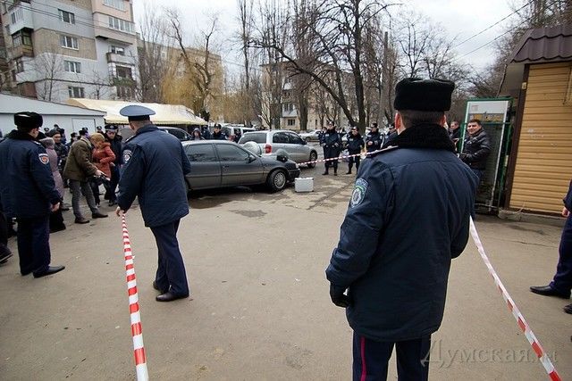 В Одессе у Киевского районного суда трое неизвестных стреляли в мужчину.