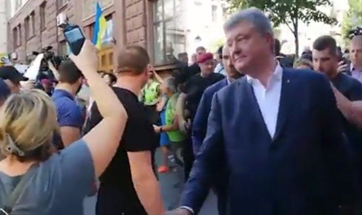 Неизвестные забросали яйцами бывшего президента Украины Петра Порошенко.