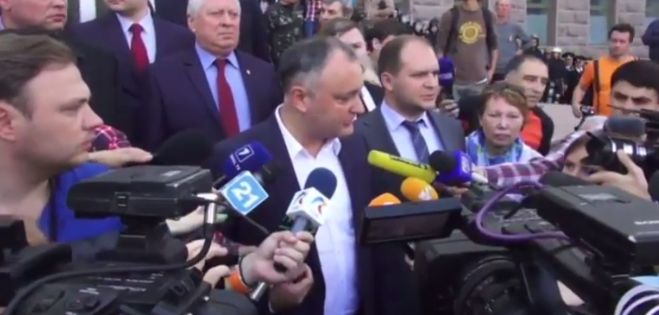 К протестующим вышли депутаты Партии социалистов.