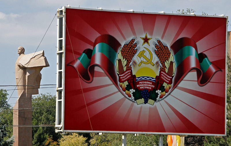 Председатель Верховного Совета Луганской Народной Республики А.В.Карякин обратился к главе Приднестровья Евгению Шевчуку и председателю местного парламента Михаилу Бурле с просьбой о признании суверенитета ЛНР.