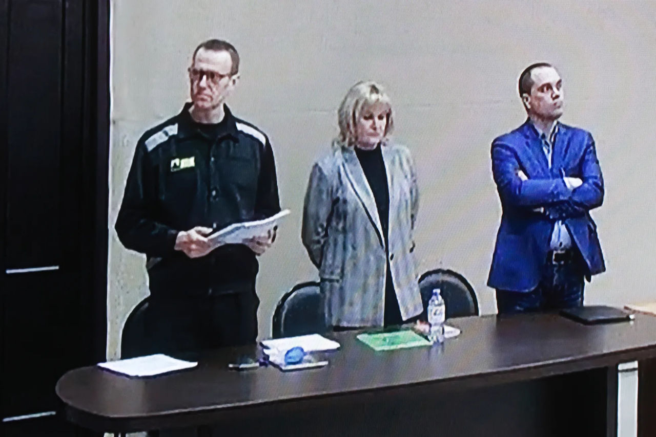 Адвокатов Навального задержали в колонии после оглашения приговора политику.