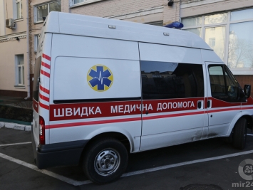 Микроавтобус с молдавскими номерами съехал в кювет, где врезался в дерево.