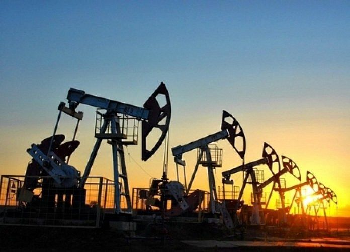 В ходе электронных торгов на Лондонской и Нью-Йоркской биржах мировые цены на нефть снижаются.