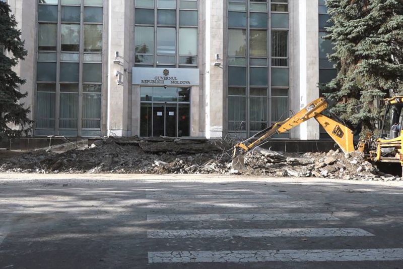 Intrarea în clădirea Guvernului din strada Pușkin se află în reparații.
