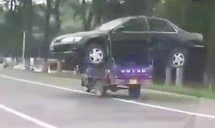Сеть удивил перевозивший авто на мотоцикле китаец.