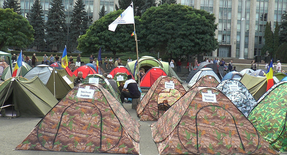 В пятницу протестующие выдвинули президенту требования, настаивая на их незамедлительном выполнении.