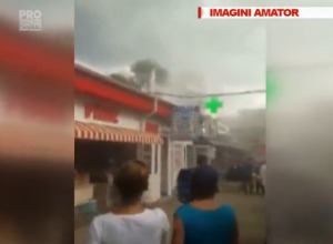 Из будки, в которой готовят кебабы, внезапно повалил дым.