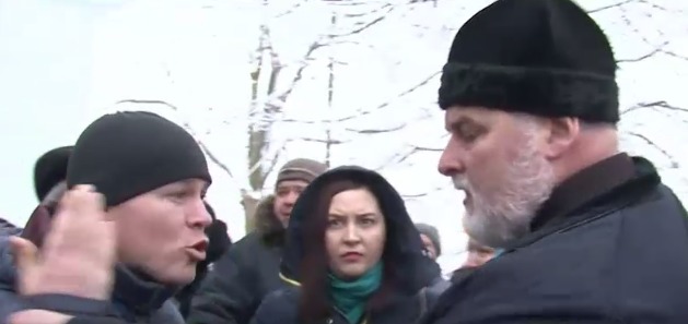 Жители села Кунича не пускают нового священника на порог церкви.