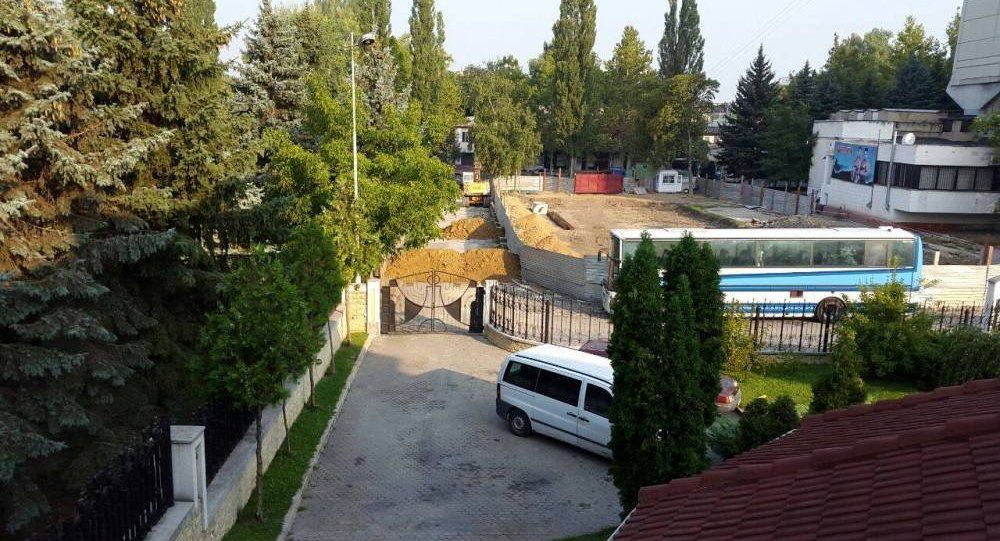 Вместо 15-этажного жилого дома перед танцевальным клубом "Кодрянка" решено возвести церковь.