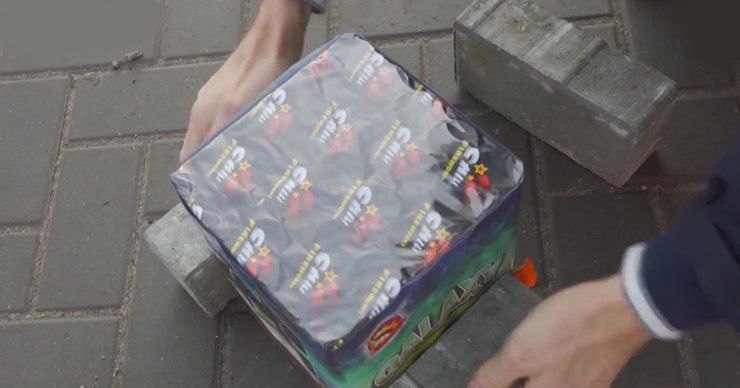 Приближаться к фейерверку нельзя. Если попадется бракованный фитиль, он сгорит мгновенно. 