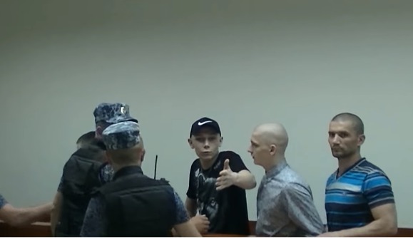 При рассмотрении дела в Апелляционной палате и во время вынесения приговора подростки неприлично выражались.  