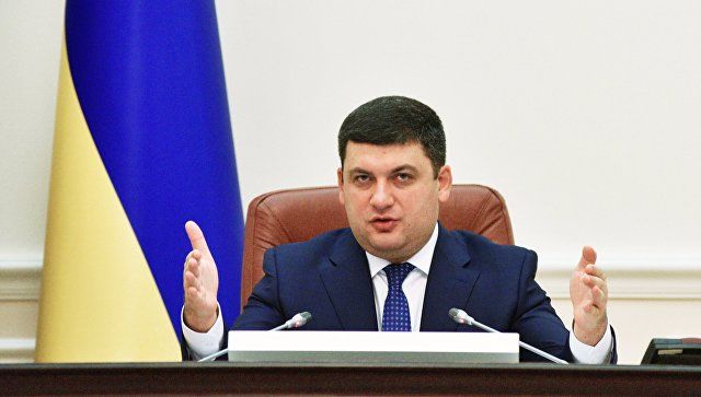 По словам главы украинского правительства, в 2018 году Киеву надлежит заплатить около пяти миллиардов долларов.