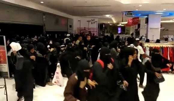 A fost bătaie în toată regula într-un mall din Arabia Saudită. Foto: captură foto/Youtube