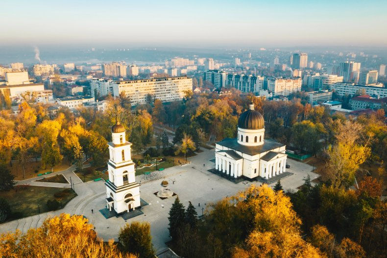 В Кишинёве проживают более 714 000 человек, а средняя зарплата превышает 18 000 леев.