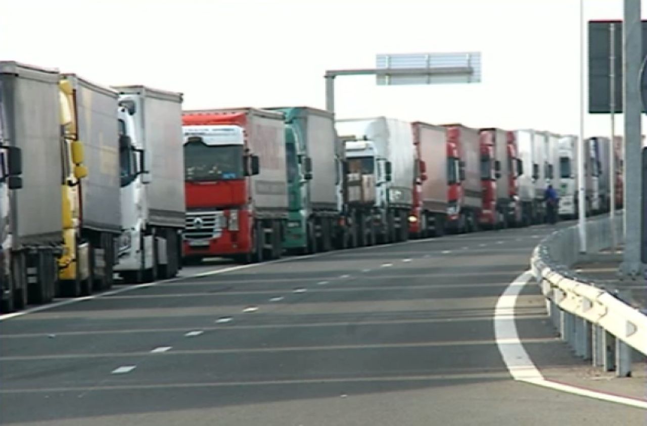 Șoferii de TIR-uri, nevoiți să aștepte ore în șir la vama Leușeni-Albița