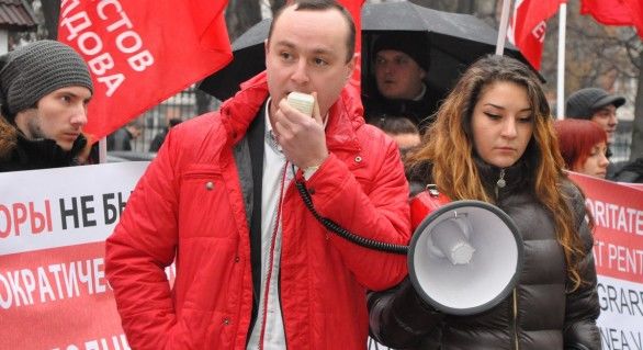 Deputatul socialist Vlad Bătrîncea a fost surprins într-o discuție privind crearea unor probleme unui primar incomod. Foto: moldovacurata.md