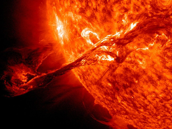 El a adăugat că focarul erupțiilor a fost zona activă 1875, un grup de pete solare cu o structură complexă, care, probabil, poate genera noi erupții.
