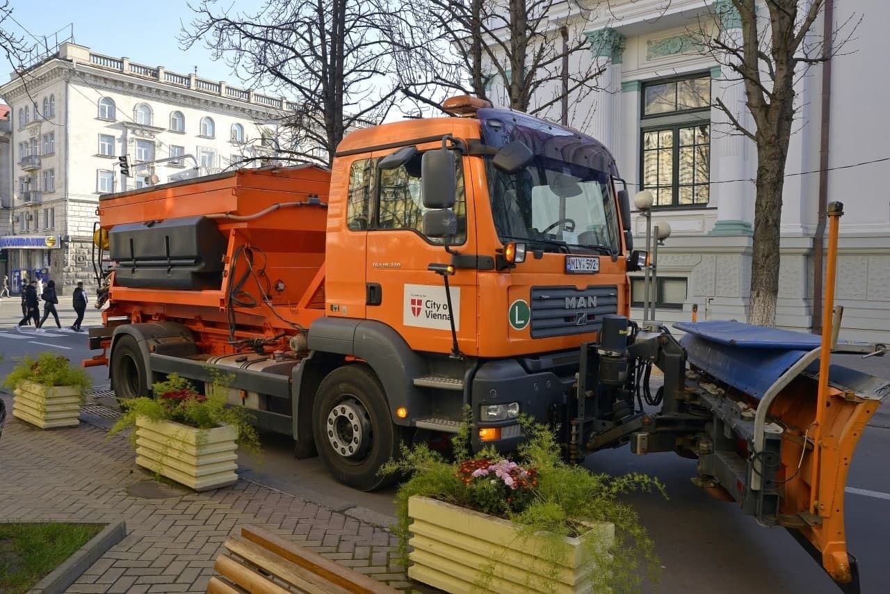 Мэрия Вены передала Кишиневу новый спецавтомобиль для уборки улиц.