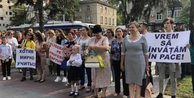 Семь турецких учителей, которые были высланы в Турцию 6 сентября, помещены в разные пенитенциарные учреждения.