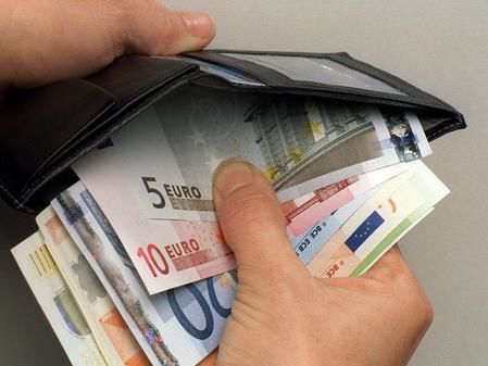 El a declarat că şi-a procurat un automobil iar restul banilor i-ar fi pierdut în urma unor partide de jocuri de noroc.