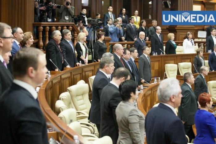 . Ambele propuneri au fost acceptate cu votul tuturor deputaților prezenți în sală.