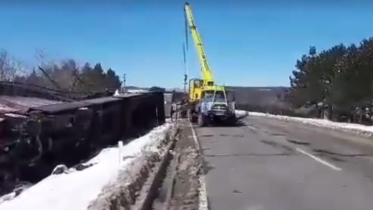 Un camion cu borcane s-a răsturnat pe traseul Chișinău - Leușeni