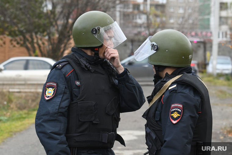 Жителей просят сидеть дома и не появляться на улице.