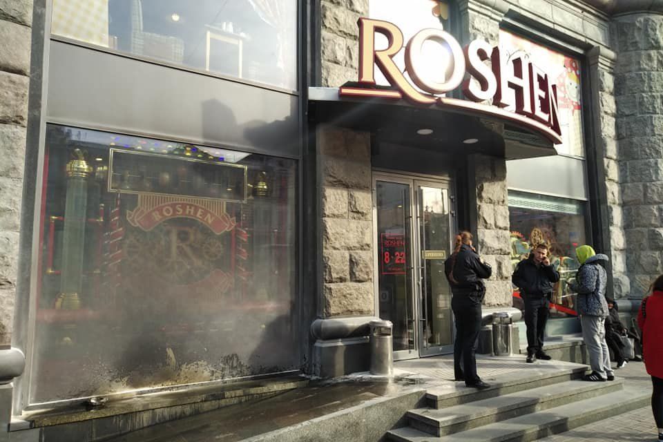 Задержан второй подозреваемый в поджогах магазинов Roshen в Киеве.