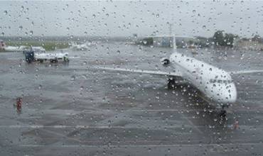 Reprezentantii aeroportului afirma ca decizia de a decola o ia pilotul principal al avionului.