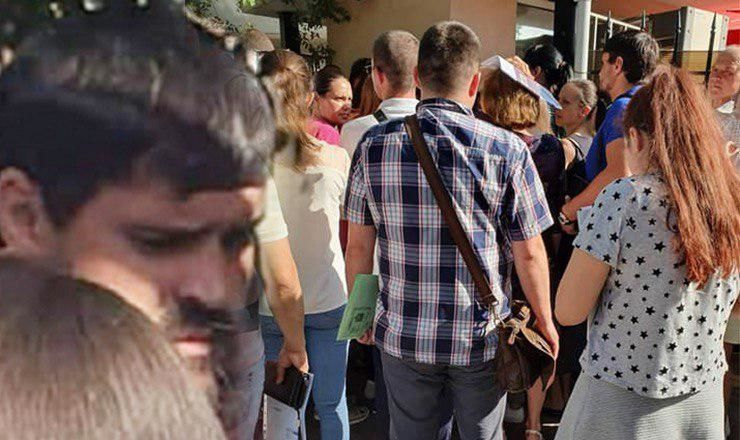 Бывшего депутата-демократа Константина Цуцу заметили в толпе около консульства Румынии. 