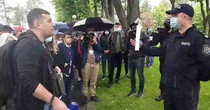 Экономические агенты протестовали у правительства, стуча кастрюлями. 