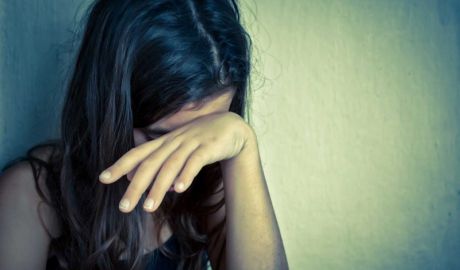 O minoră de 16 ani, violată în prezența unui polițist. 