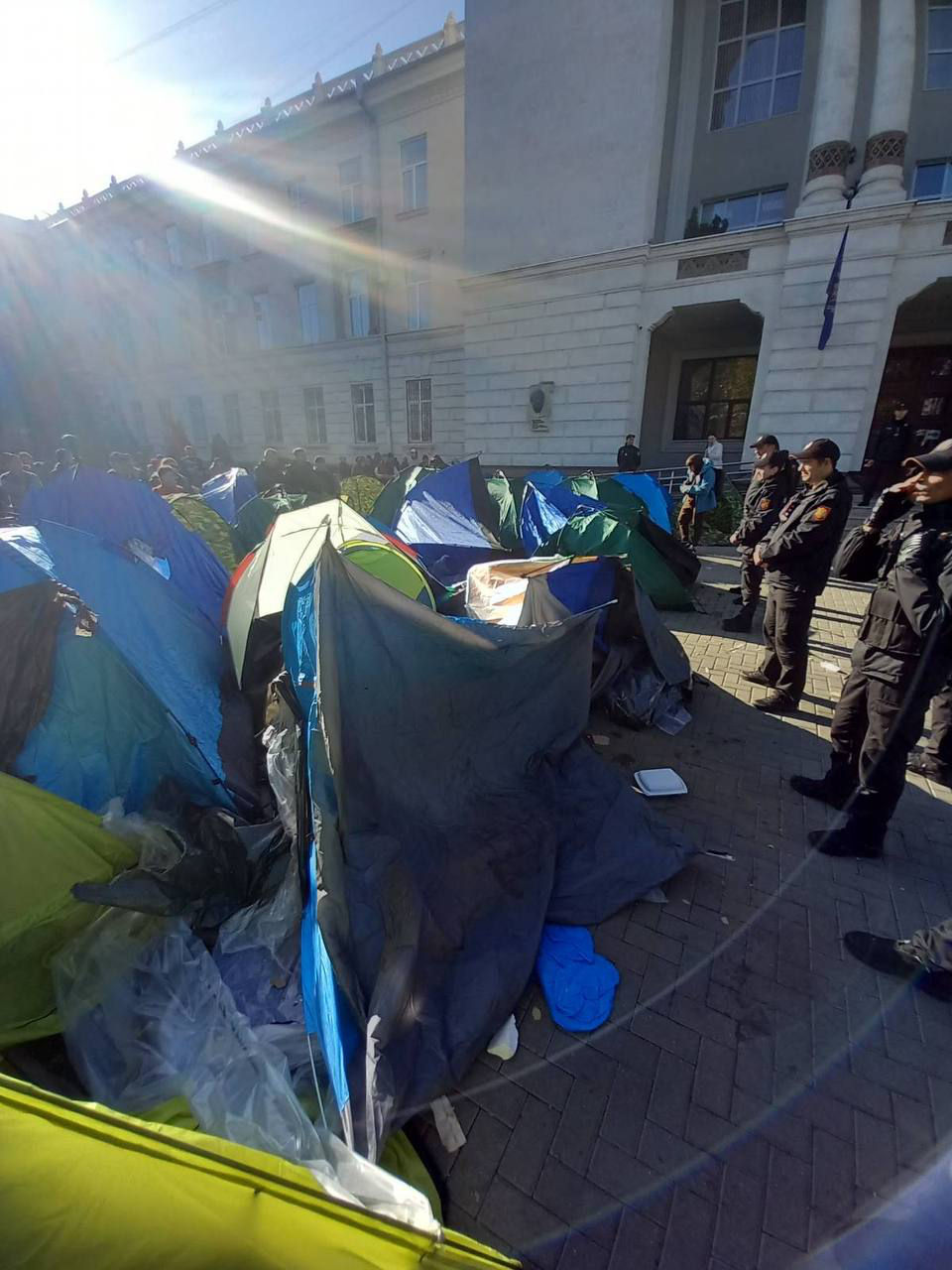 Полицейские задержали одного из протестующих у Генпрокуратуры.