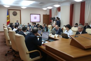 În opinia Executivului, prevederile din Codul Audiovizualului care stabilesc un volum de emisie de 20 % pentru limba rusă și alte limbi vorbite de minoritățile naționale sunt suficiente.