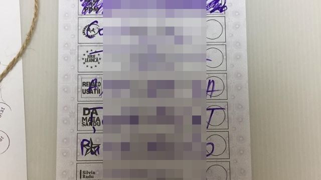 Bloggerul Grigorii Duca și-a distrus buletinul de vot. Foto: Grigorii Duca / Facebook