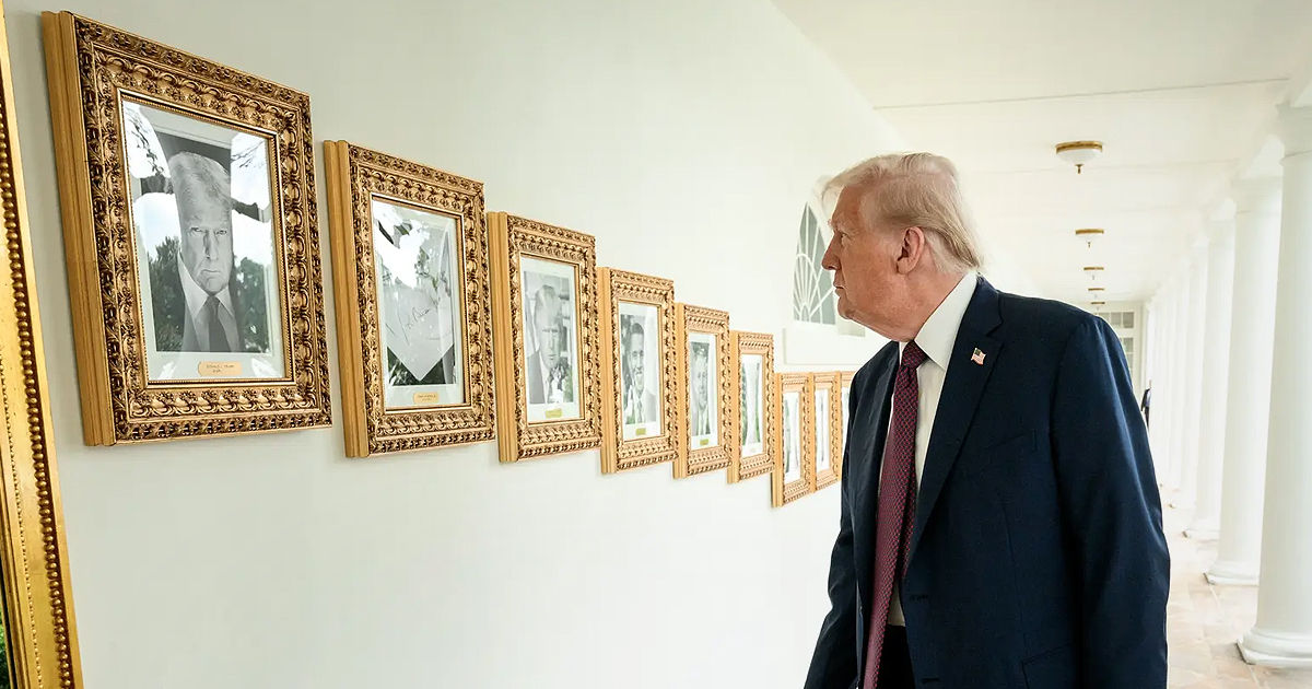 Трамп заменил портрет Байдена в Белом доме на фото устройства для автоподписи.