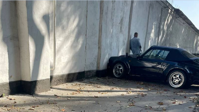 Un șofer a intrat cu Porsche-ul în gardul unui penitenciar din Chișinău.