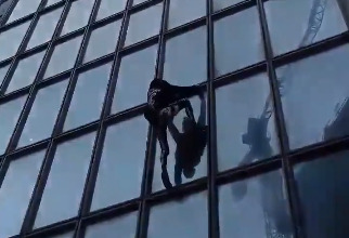 Французский "человек-паук" влез на небоскреб в поддержку протестующих.