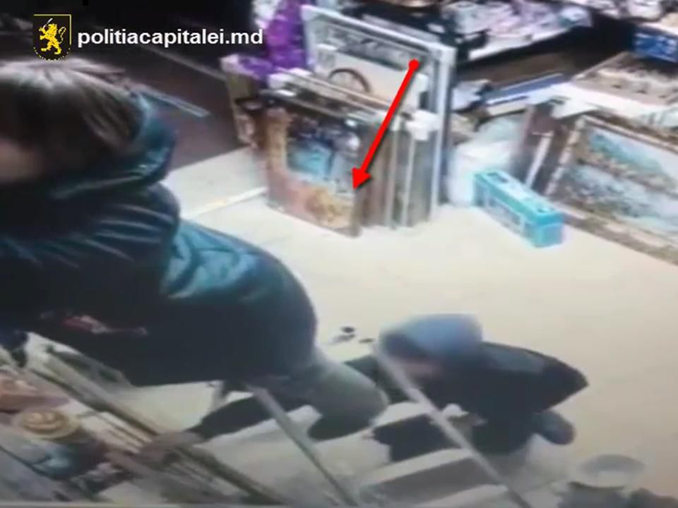 Tineri periculoși în Capitală: Au furat telefoane și mai multe bunuri