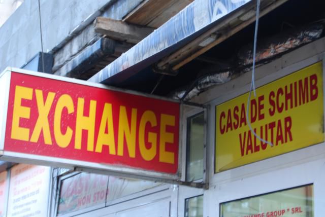 Jaf de proporţii la o casă de schimb valutar din Ungheni.