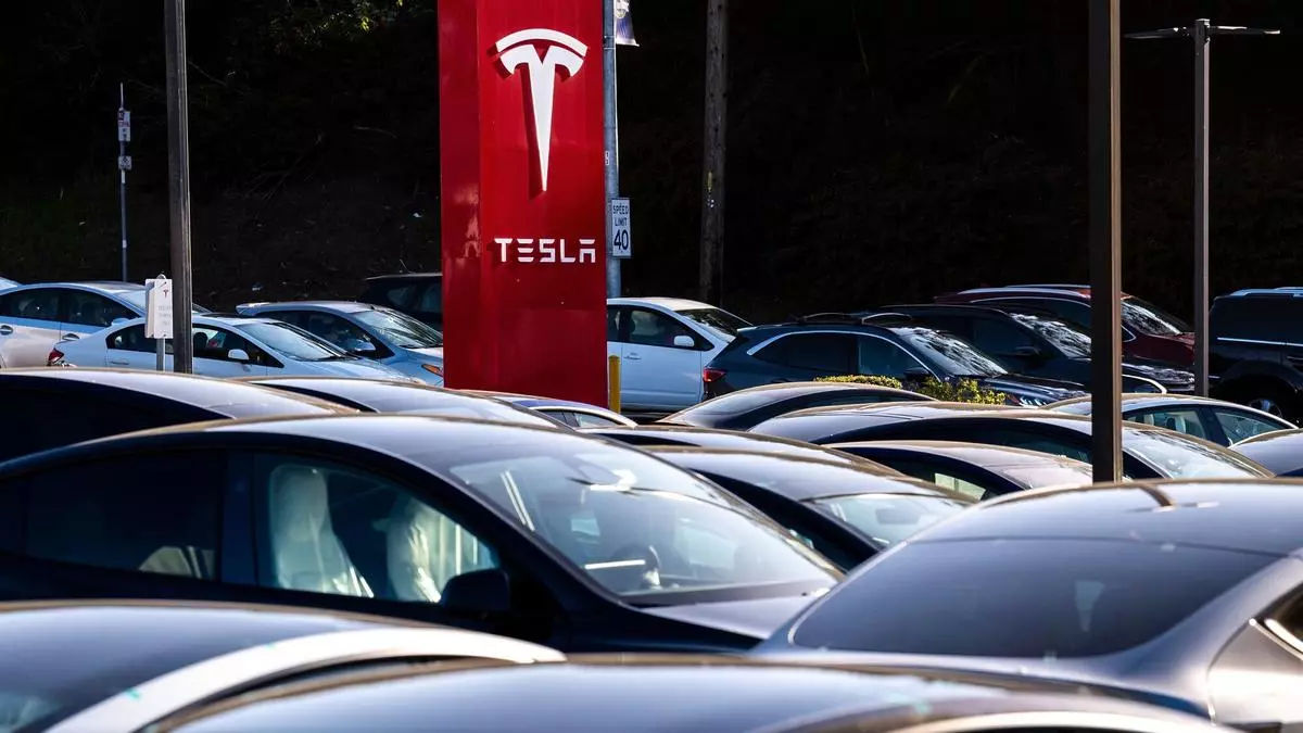 Vânzările anuale de mașini electrice ale companiei Tesla au scăzut pentru prima dată în mai mult de un deceniu.