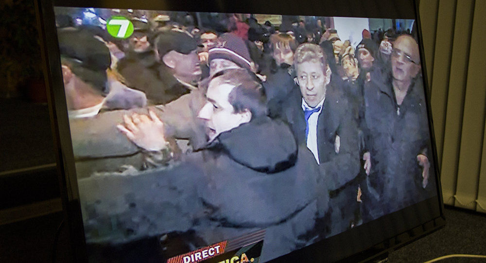 Mihai Ghimpu s-a ales cu capul spart după ce a ajuns în mâinile protestatarilor. Foto: sputnik.md/ Radion Proca