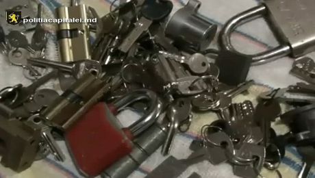 По данным полиции, задержанные ограбили 15 квартир и подвальных помещений.