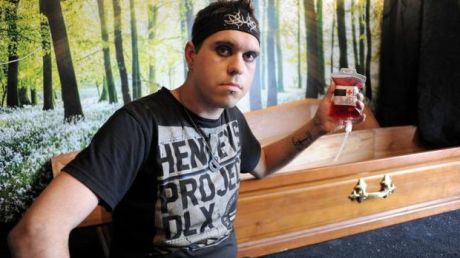 Un englez în vârstă de 25 de ani din Lancaster trăieşte, de 13 ani, ca un vampir. Foto: libertatea.ro