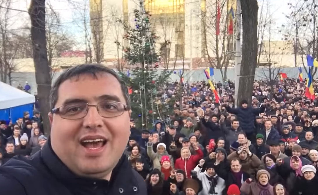 Усатый призвал всех граждан выйти на митинг за досрочные выборы.
